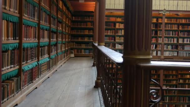 Schöne alte Bücherregale in der alten Bibliothek im rijksmuseum, amsterdam — Stockvideo