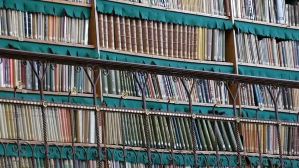 Estantes de livros vintage bonitas na antiga biblioteca no Rijksmuseum, Amsterdã — Vídeo de Stock