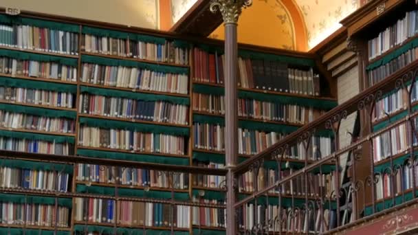 Vackra vintage bokhyllor i det gamla biblioteket i Rijksmuseum, Amsterdam — Stockvideo