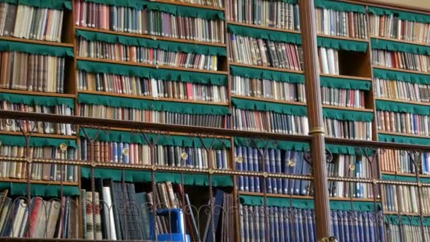Красивые винтажные книжные полки в старой библиотеке — стоковое видео