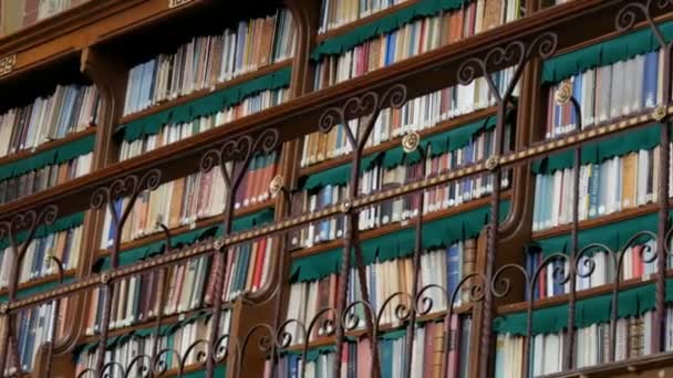 Чудові старовинні книжкові полиці в старій бібліотеці в Рейксмузеї (Амстердам). — стокове відео