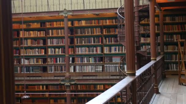 Beautiful vintage bookshelves in the old library in the Rijksmuseum, Amsterdam — Stock Video