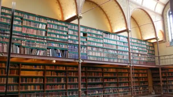 Vackra vintage bokhyllor i det gamla biblioteket i Rijksmuseum, Amsterdam — Stockvideo