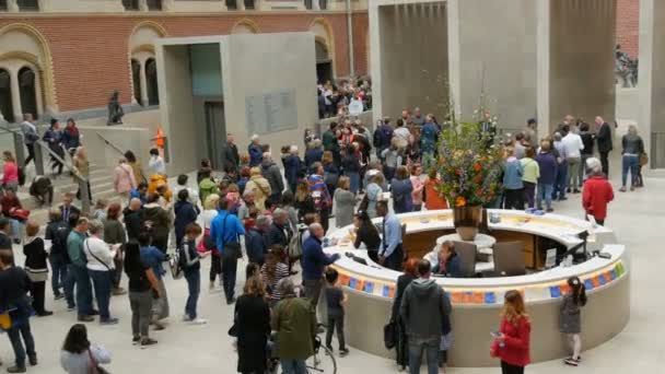 AMSTERDAM, PAÍSES BAJOS - 25 de abril de 2019: Muchos turistas visitan la entrada del mundialmente famoso Museo de Arte Rijksmuseum — Vídeos de Stock