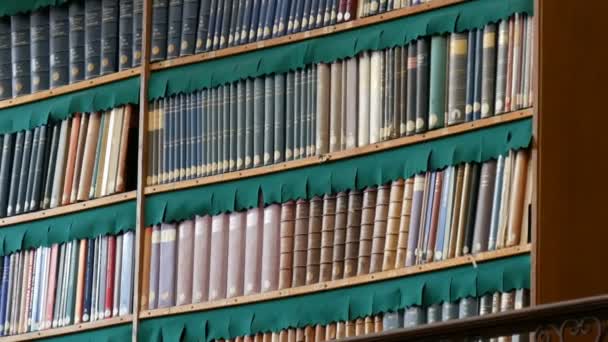 Schöne alte Bücherregale in der alten Bibliothek im rijksmuseum, amsterdam — Stockvideo