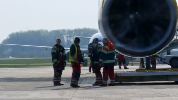 Borispol, Ucrânia - 21 de abril de 2019: O avião no aeroporto é descarregado após o voo. Avião na pista para se preparar para a partida. Preparação da aeronave. Manutenção de aeronaves antes da partida . — Vídeo de Stock