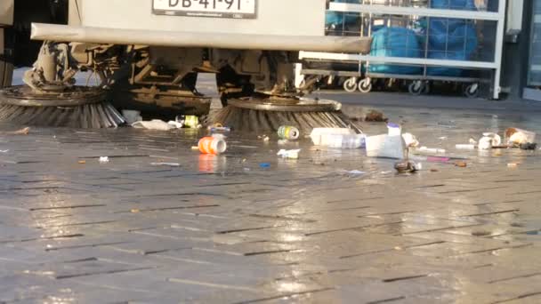 Амстердам, Нідерланди-21 квітня 2019: Спеціальна машина для чищення очищає вуличний сміття. Служби міста. Вулиця підмітальні машини — стокове відео
