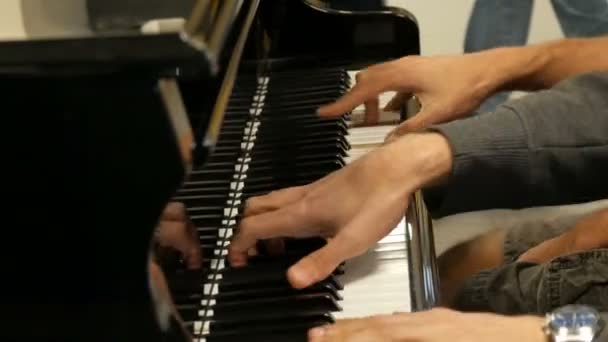 Playing the piano in four hands. Masterly pianists play at central railway station in Amsterdam — Stock Video