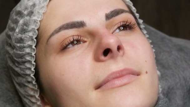 Подготовка к постоянному макияжу губ. Лицо молодой девушки в специальной шляпе и настоящих, а не татуированных губах — стоковое видео