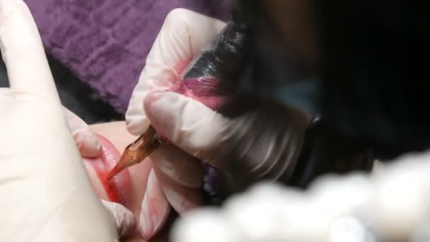 악성 종양 클리닉에서 립 색을 교정하는 특별 한 붉은 색소가 있는 입술 문신을 하고 있다. 문신 기계를 사용하여 입술에 색소 화장을 하는 영구적 인 메이크업 — 비디오