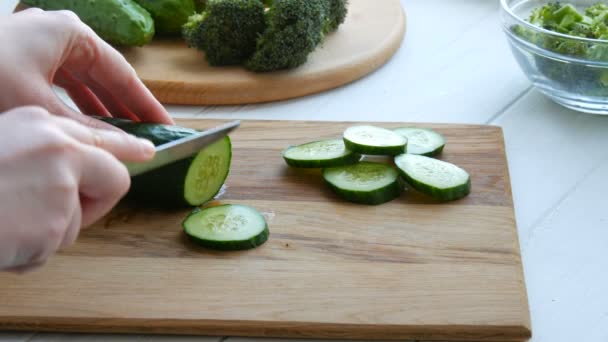 Chefe cozinheiro feminino cortar legumes, cozinhar deliciosa salada fresca para o almoço — Vídeo de Stock