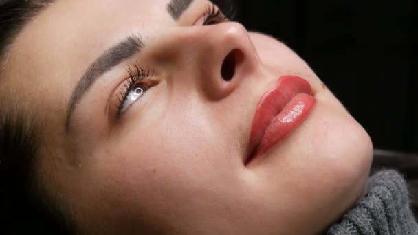 Gesicht eines jungen schönen Mädchens. Endergebnis der permanenten Lippenpflege. Mädchen hellrote Lippen in Nahaufnahme — Stockvideo