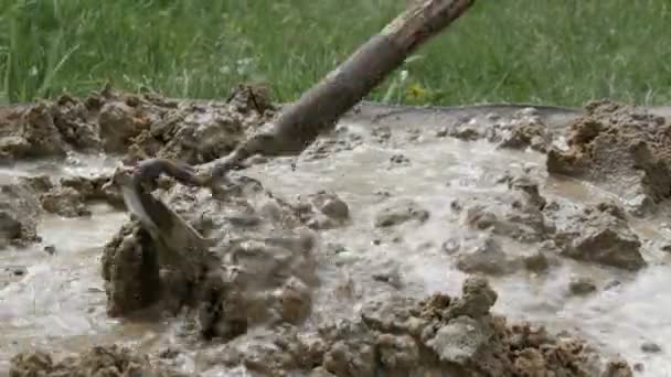 Costruzione di cemento umido e argilla sono mescolati con una spatola speciale per i lavori di costruzione . — Video Stock