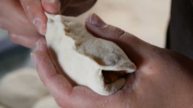 Dişi eller, gelecekte ev yapımı pastalar için hamurdan şekiller oluşturur..