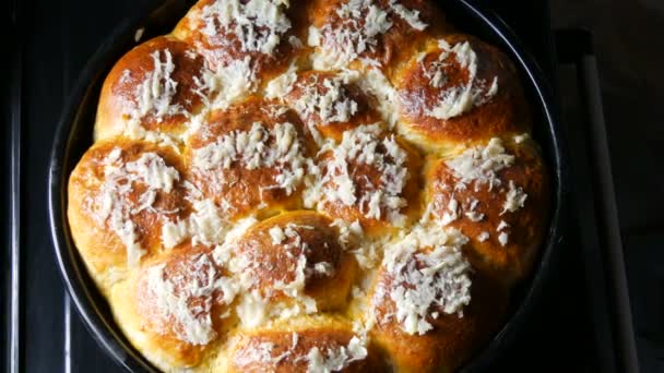 Magnifici dolci freschi fatti in casa su cui l'aglio fresco. Panini ucraini vista dall'alto — Video Stock