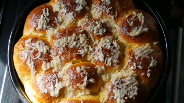 Magnifici dolci freschi fatti in casa su cui l'aglio fresco. Panini ucraini vista dall'alto — Video Stock