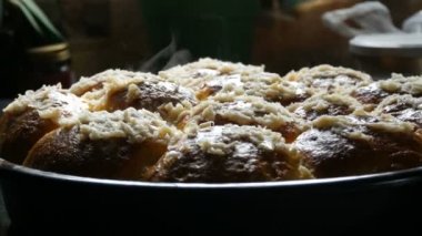 Fırından yeni çıkmış fırında pişmiş, lezzetli hamur köftesi. Ukrayna 'da sarımsaklı ve sıcak buharlı hamur tatlısı