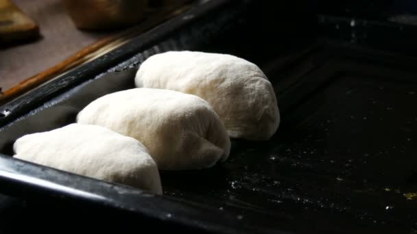 Pasteles caseros masa cruda en una bandeja especial para hornear de metal en un estilo rústico. La masa en forma se encuentra listo para el horno en una fila — Vídeos de Stock