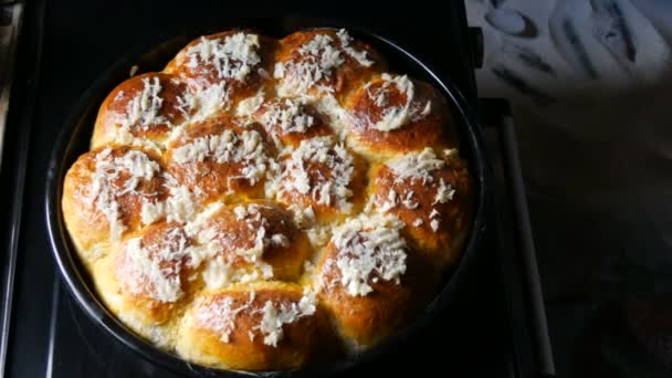 Великолепное свежеиспеченное домашнее тесто, на котором свежий чеснок. Украинские булочки — стоковое видео