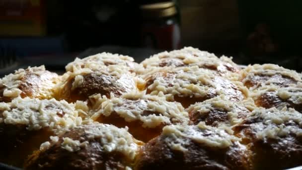 Frisch gebackener, schmackhafter Brotteig auf einem Backblech nur aus dem Ofen. Ukrainische nationale Backknödel mit Knoblauch und heißem Dampf — Stockvideo