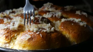 Çatal taze doğranmış sarımsak koyar. Taze sarımsaklı ev yapımı muhteşem hamur işleri. Ukrayna çörekleri