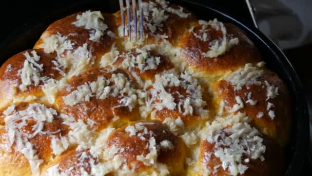 La forchetta mette l'aglio tritato fresco. Magnifici dolci freschi fatti in casa su cui l'aglio fresco. Panini ucraini — Video Stock