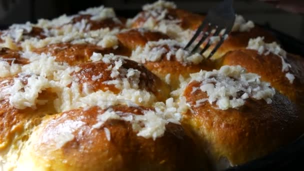 El tenedor pone ajo fresco picado. Magníficos pasteles caseros frescos horneados en los que el ajo fresco. Bollos ucranianos — Vídeos de Stock