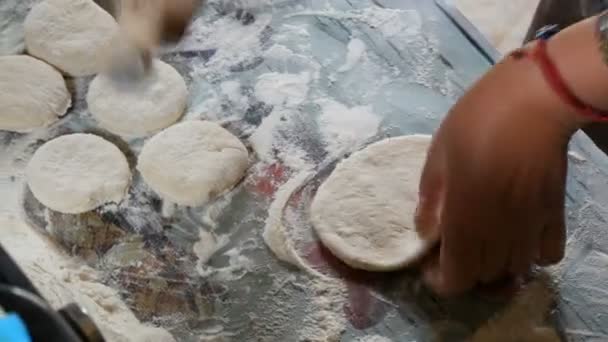 Mains féminines pétrir la pâte rouler la pâte avec un rouleau à pâtisserie spécial dans un style rustique . — Video