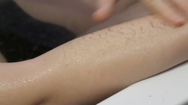 Ein Teenager im Badezimmer, nasse, schmutzige Haut aus Säure und Schmutz, die in schwarze Rollen gleitet. Gedämpfte Haut in der Sauna reinigen — Stockvideo
