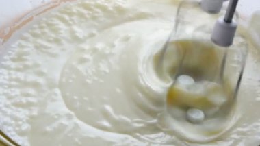 Gelecekteki pasta yakın görüntüsü için karıştırıcı çırpıcı beyaz kremi