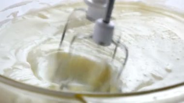 Gelecekteki pasta yakın görüntüsü için karıştırıcı çırpıcı beyaz kremi