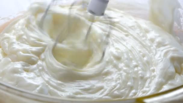 将来のケーキのクローズアップビューのためのミキサー泡立てホワイトクリーム — ストック動画