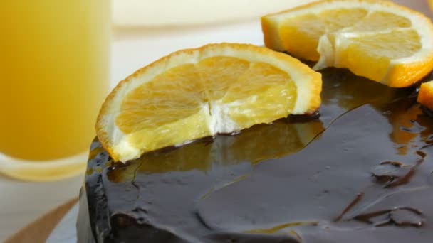 Vista de perto do bolo de chocolate caseiro com gelo e fatias de laranja. Alimentos doces para diabéticos . — Vídeo de Stock