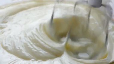 Gelecekteki pasta yakın görüntüsü için karıştırıcı çırpıcı beyaz kremi