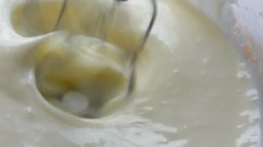 Gelecekteki pasta yakın görüntüsü için karıştırıcı çırpıcı beyaz kremi