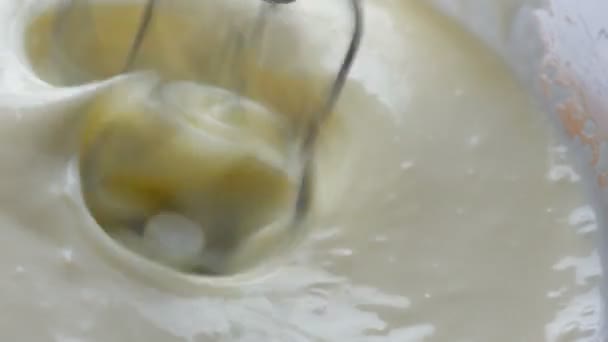 混合搅拌器搅拌乳白色奶油为未来的蛋糕特写视图 — 图库视频影像