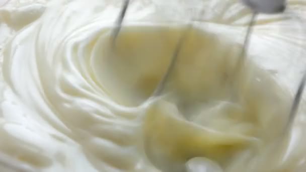 Смеситель взбить белый крем для будущего торта крупным планом — стоковое видео