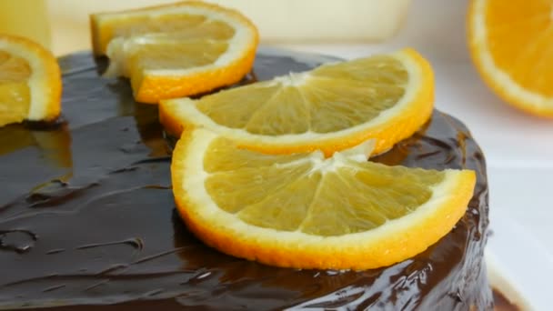 Nahaufnahme des hausgemachten Schokoladenkuchens mit Zuckerguss und Orangenscheiben. Süße Diabetiker-Kost. — Stockvideo