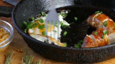 Bavyera usulü kızarmış sosis ve taze soğanlı, Fransız hardalının yanında kızarmış yumurta yiyen bir adam. Yemek servisinin kırsal tarzı