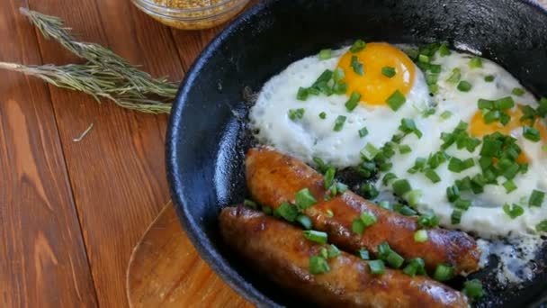 Nourriture drôle œufs frits avec des saucisses bavaroises blanches frites et oignons verts frais sous la forme d'un visage avec un sourire, à côté de la moutarde française. Style rustique de servir de la nourriture — Video