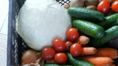 Sebzeli patates, salatalık, salatalık, vişne, lahana, soğan, havuç. Coronavirus salgını ve sosyalleşme sırasında yiyecek dağıtım hizmetleri. İnternetten alışveriş. Yiyecek Bağışları