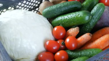 Sebzeli patates, salatalık, salatalık, vişne, lahana, soğan, havuç. Coronavirus salgını ve sosyalleşme sırasında yiyecek dağıtım hizmetleri. İnternetten alışveriş. Yiyecek Bağışları