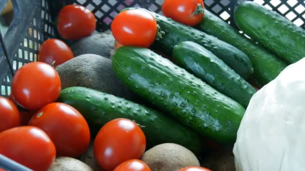 Doos met groenten aardappelen bieten komkommers cherry tomaten kool uien close-up. Levering van voedsel tijdens de pandemie met het coronavirus en op sociale afstand. Online winkelen. Maaltijden Voedseldonaties — Stockvideo