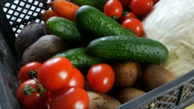 Sebzeli patates, salatalık, salatalık, vişne, lahana, soğan, havuç. Coronavirus salgını ve sosyalleşme sırasında yiyecek dağıtım hizmetleri. İnternetten alışveriş. Yiyecek Bağışları