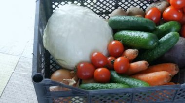 Sebzeli patates, salatalık, salatalık, vişne, lahana, soğan, havuç. Coronavirus salgını ve sosyalleşme sırasında yiyecek dağıtım hizmetleri. İnternetten alışveriş. Yiyecek Bağışları