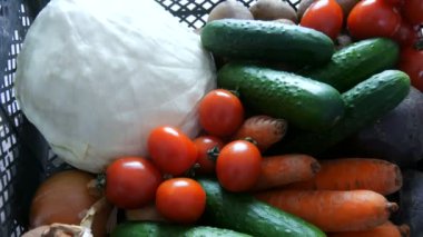 Sebzeli patates, salatalık, salatalık, vişne, lahana, soğan, havuç. Coronavirus salgını ve sosyalleşme sırasında yiyecek dağıtım hizmetleri. İnternetten alışveriş. Yiyecek Bağışları