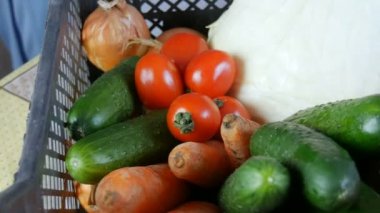 Kadın eli, vişneli domates alır. Sebzeli patates, salatalık, kiraz, lahana, soğan. Coronavirus salgını ve mesafe koyma sırasında yiyecek teslimatı. Alışveriş.