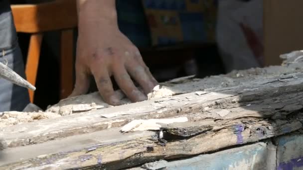 男性の手は古い腐った木製の窓のフレームを解体します。古いウィンドウを新しいウィンドウに置き換える — ストック動画