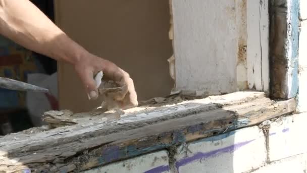 Mens hands dismantle the frames of an old rotten wooden window. Replacing an old window with a new one — Stock Video