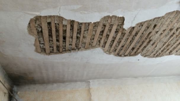 Crollato soffitto vecchio tetto in argilla in una casa d'epoca — Video Stock